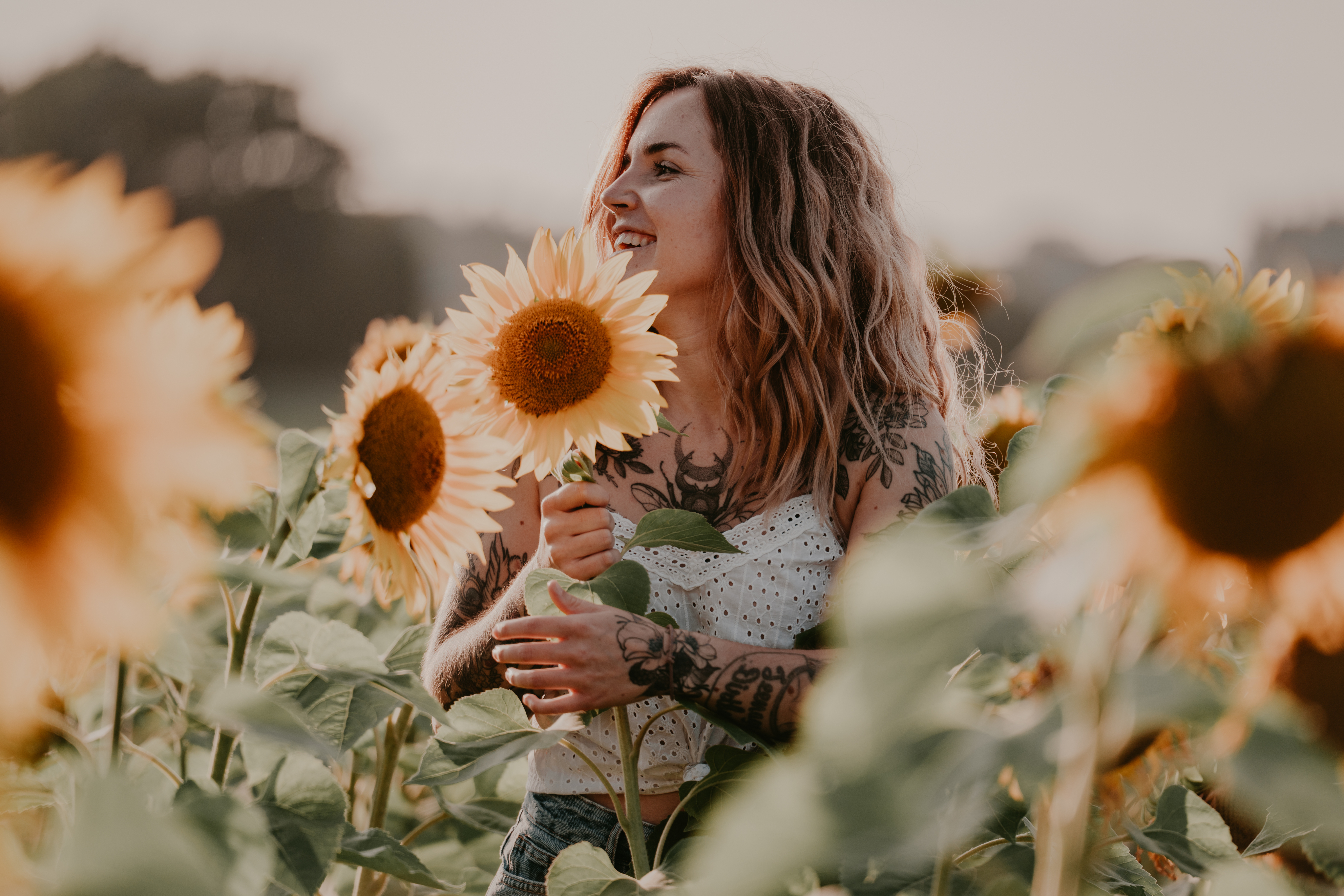 Lena Schwark im Sonnenblumenfeld